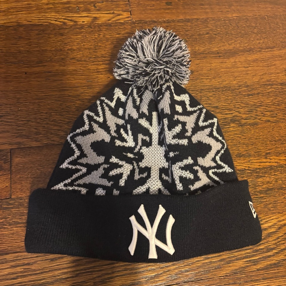Yankees Men navy and White Pom-Pom Beanie